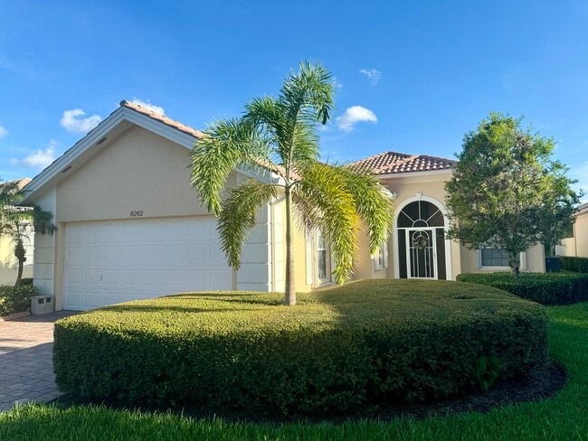 8262 Dominica Pl in Wellington, FL - Building Photo - Building Photo