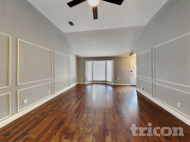 725 Rawlins Dr in Lancaster, TX - Foto de edificio - Building Photo