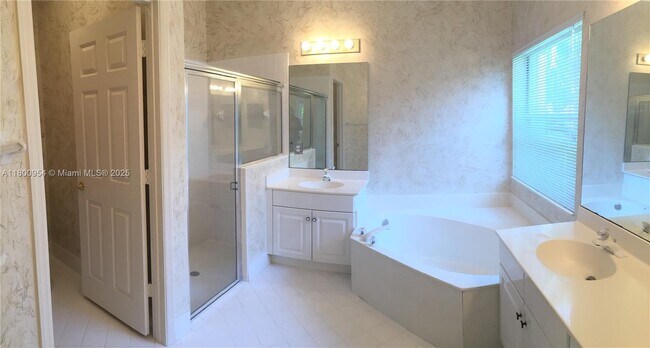 4304 Diamond Row in Weston, FL - Foto de edificio - Building Photo