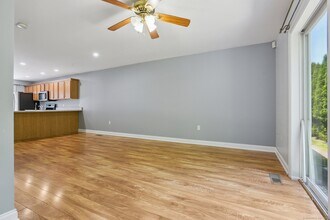 43 Harbor View Ln in Norwich, CT - Building Photo - Building Photo