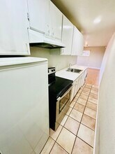 166 Rishell Drive, Unit Studio in Oakland, CA - Foto de edificio - Building Photo
