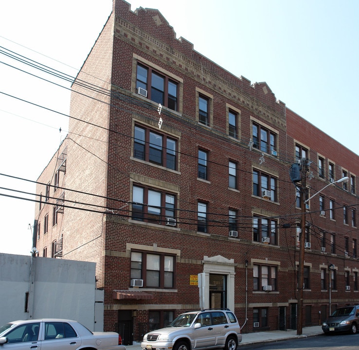 7111 Palisade Ave in North Bergen, NJ - Foto de edificio
