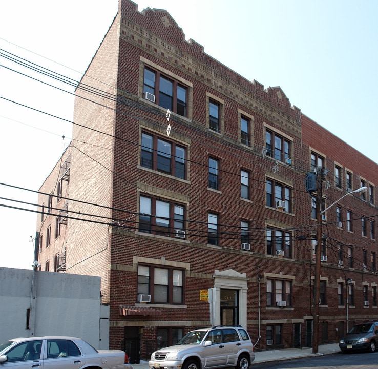 7111 Palisade Ave in North Bergen, NJ - Building Photo