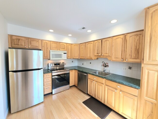 404 Briarwood Ct in New Paltz, NY - Foto de edificio - Building Photo