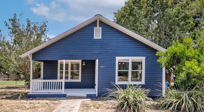 property at 917 W 4th St