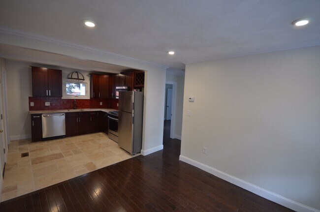 130 Brooks St, Unit 2 in Boston, MA - Foto de edificio - Building Photo