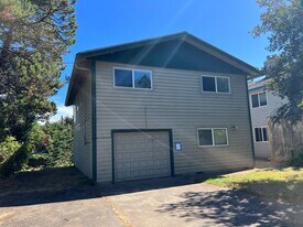 1132 SW Lee St in Newport, OR - Building Photo