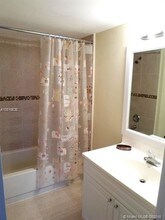 210 Lake Pointe Dr-Unit -212 in Oakland Park, FL - Building Photo - Building Photo