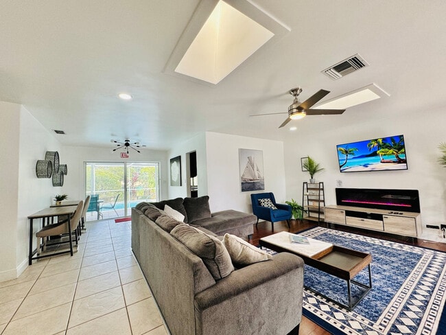8001 NW 21st St in Sunrise, FL - Building Photo - Building Photo