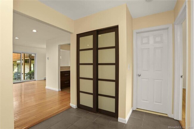 180 Colonial Rd in Stamford, CT - Building Photo - Building Photo