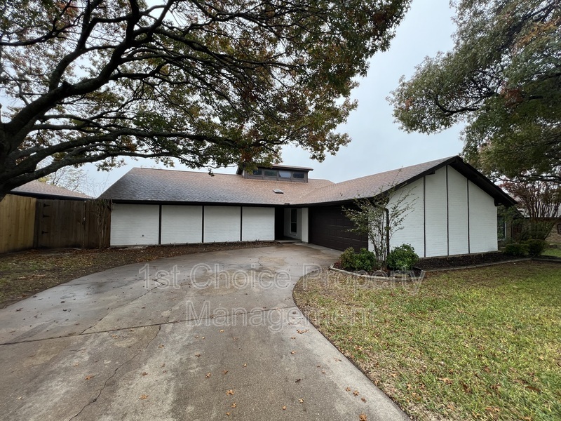 317 Meadowhill Dr in Benbrook, TX - Building Photo