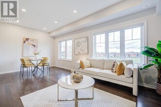 13 Eaton Park Ln in Toronto, ON - Building Photo - Building Photo