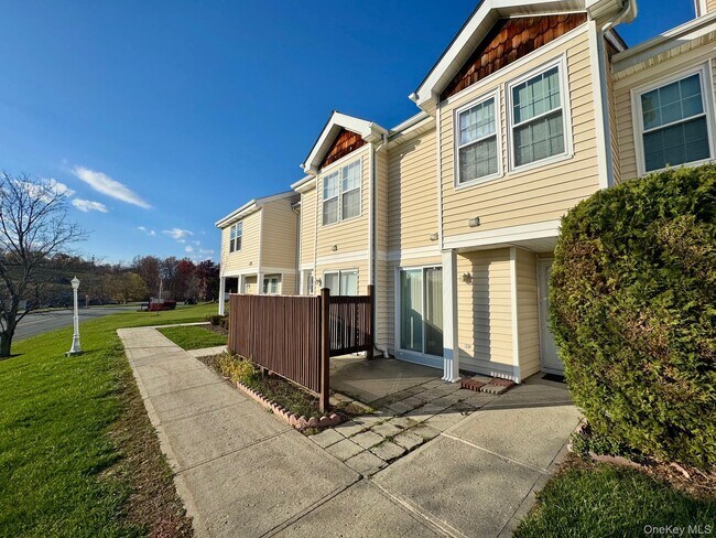 3917 Whispering Hills Dr in Chester, NY - Building Photo - Building Photo