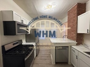 2720 N Oakland Ave in Milwaukee, WI - Building Photo - Building Photo