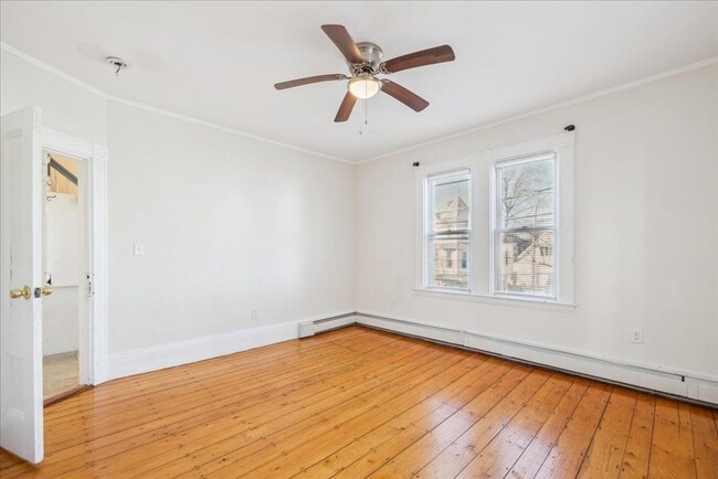 63 Prescott St, Unit 2 in Somerville, MA - Foto de edificio - Building Photo