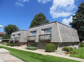 704 S 3rd St, Unit 2 in Albion, NE - Building Photo