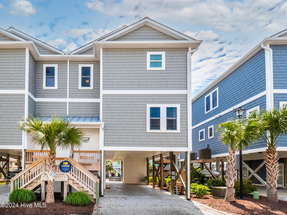 957 Tower Ct in Topsail Beach, NC - Building Photo