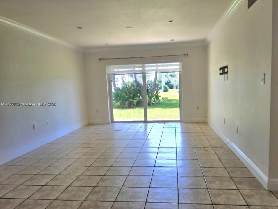 7480 Miami Lakes Dr in Miami Lakes, FL - Building Photo