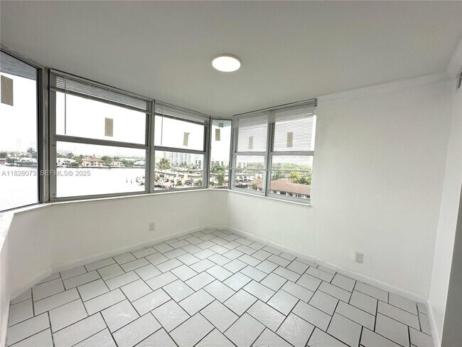 16570 NE 26th Ave in North Miami Beach, FL - Foto de edificio - Building Photo