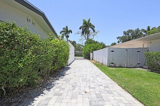 1352 Shadow Ln in Ft. Myers, FL - Building Photo - Building Photo