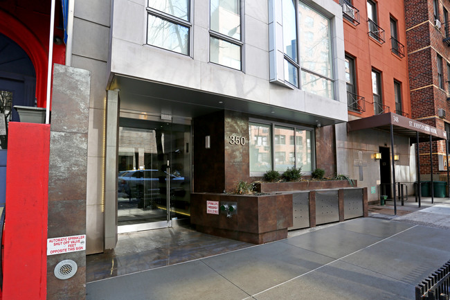 350 E 55th St in New York, NY - Building Photo - Building Photo