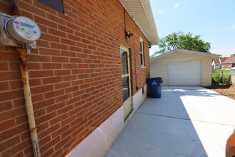 1041 Martha Ln in St. Louis, MO - Building Photo - Building Photo