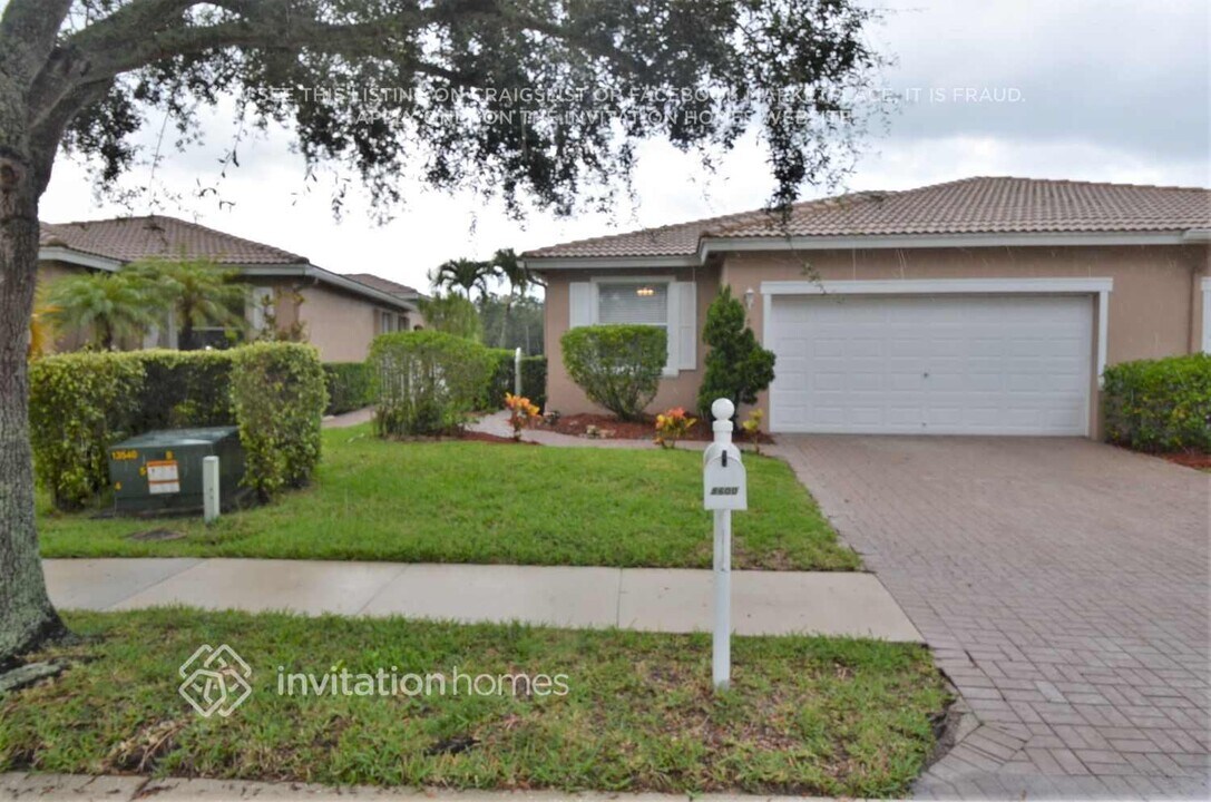 8600 Lineyard Cay in West Palm Beach, FL - Building Photo