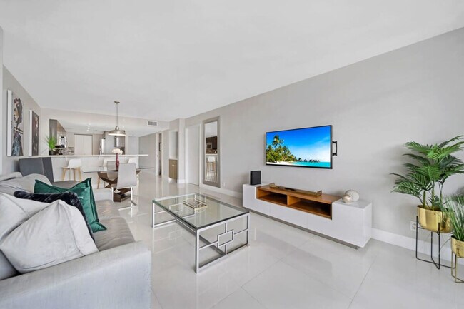 1717 N Bayshore Dr in Miami, FL - Building Photo - Building Photo