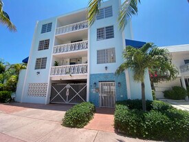 335 Collins Ave in Miami Beach, FL - Building Photo