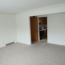2125 Village Dr, Unit 1 in Louisville, KY - Building Photo - Building Photo