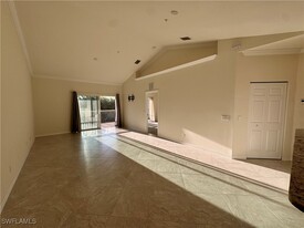 1051 Winding Pines Circle in Cape Coral, FL - Foto de edificio - Building Photo