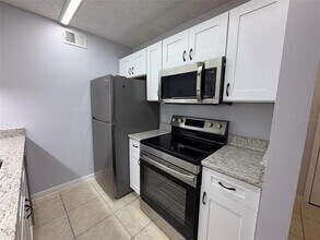 3921 SW 34th St in Gainesville, FL - Foto de edificio - Building Photo