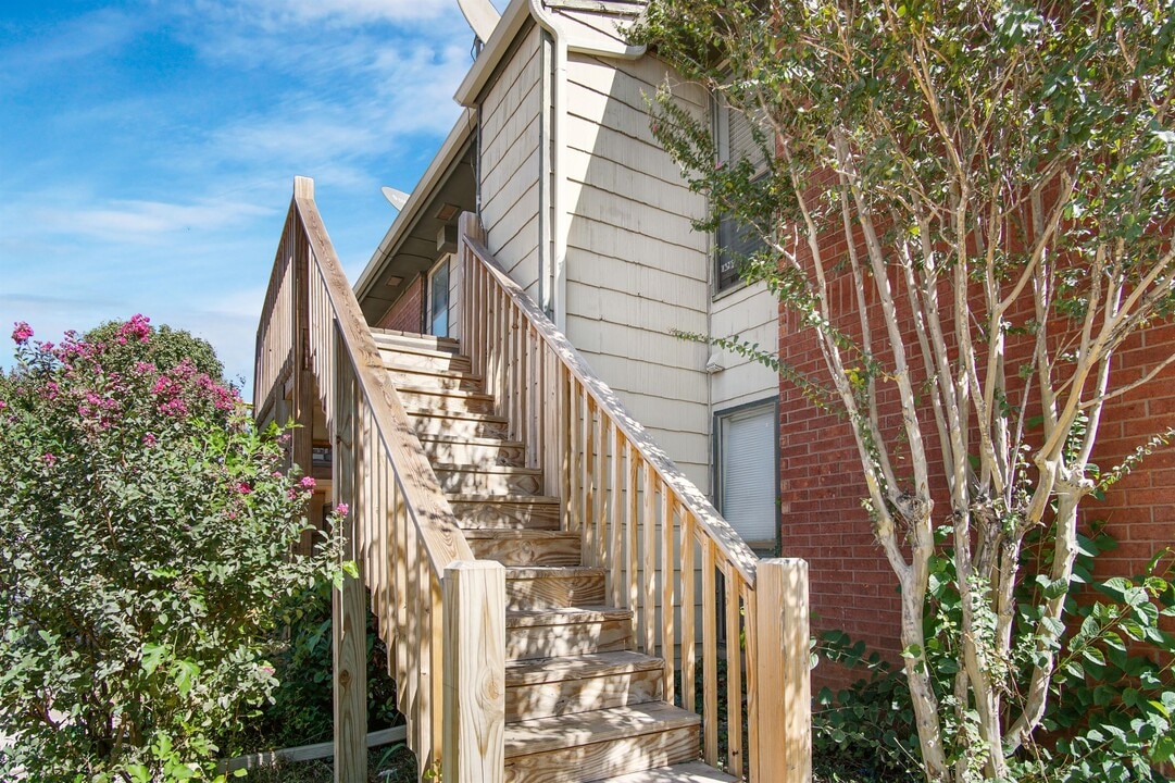 1000 Rambling Oaks Dr in Norman, OK - Building Photo