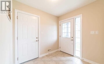 122 Monarch Woods Dr in Kitchener, ON - Building Photo - Building Photo