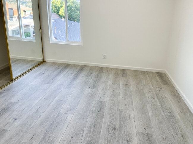 409 Burchett St, Unit 311 in Glendale, CA - Foto de edificio - Building Photo