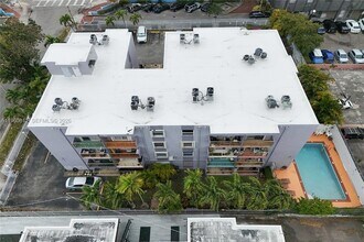 1661 SW 3rd St in Miami, FL - Foto de edificio - Building Photo
