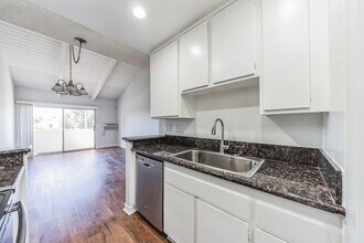 Woodbriar Apartments in Downey, CA - Foto de edificio - Building Photo