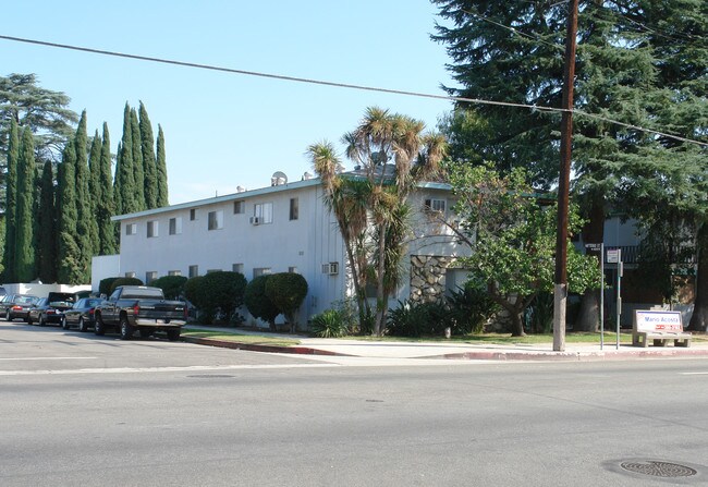 5760 Hazeltine Ave in Van Nuys, CA - Building Photo - Building Photo