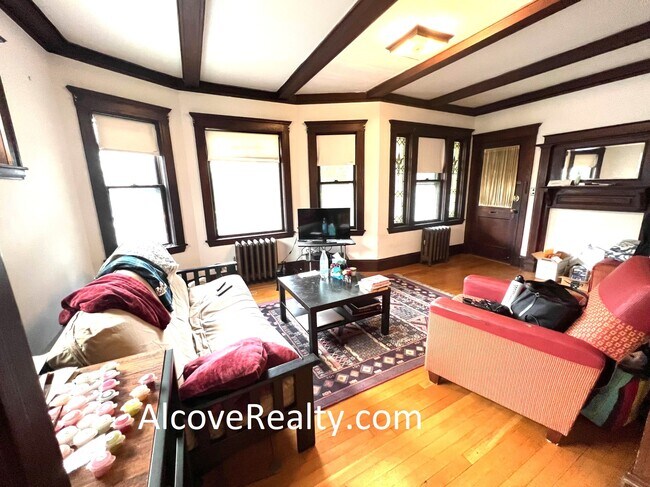 11 Leonard St, Unit 1 in Somerville, MA - Foto de edificio - Building Photo