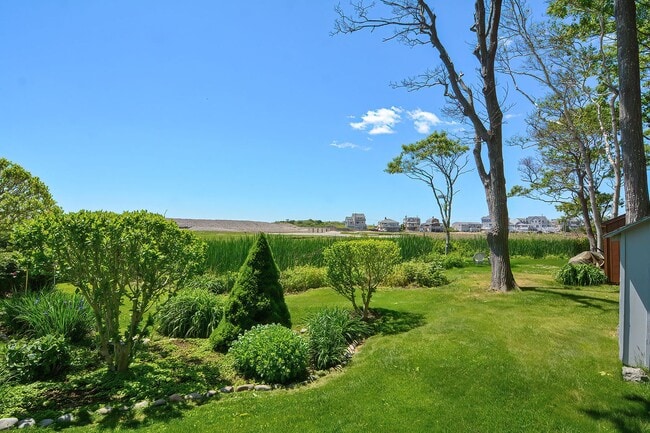 2 Saratoga Ct in Rockport, MA - Foto de edificio - Building Photo