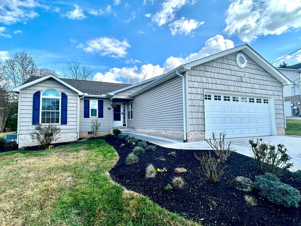 4424 St Lucia Ln in Knoxville, TN - Building Photo