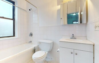 141 E 61st St, Unit 4E in New York, NY - Building Photo - Building Photo