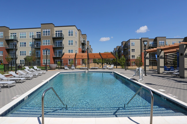 The Residences at Hamilton Lakes in Itasca, IL - Foto de edificio - Building Photo