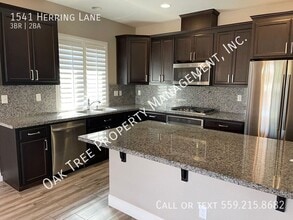 1541 Herring Ln in Clovis, CA - Building Photo - Building Photo