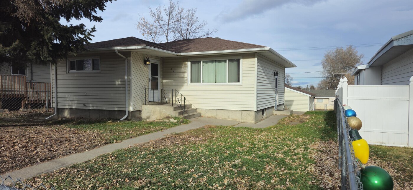 1813 13th Ave S in Great Falls, MT - Foto de edificio