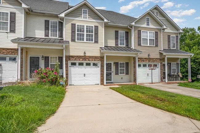 402 Beaumont Cir in Clemmons, NC - Building Photo - Building Photo