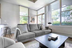 5600 N Sheridan Rd in Chicago, IL - Building Photo