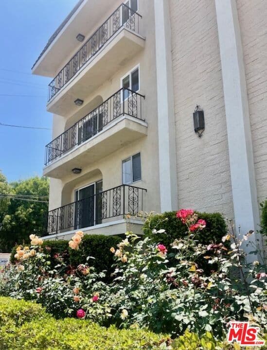 1097 S Bedford Dr in Los Angeles, CA - Building Photo - Building Photo