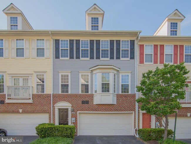 8054 Nicosh Cir Ln in Falls Church, VA - Foto de edificio - Building Photo