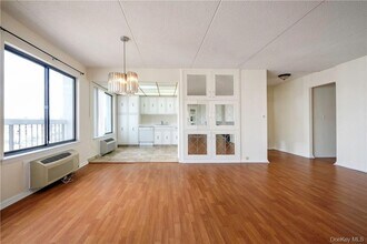 400 High Point Dr in Hartsdale, NY - Building Photo - Building Photo